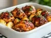 Fotografia mostra o frango assado apresenta uma pele dourada e crocante, acompanhado de batatas macias e douradas