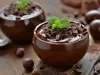 Fotografia de dois recipientes pequenos de vidro com a sobremesa de chocolate.