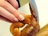rosquinha fit de banana e aveia com cobertura de Nutren chocolate sendo espalhada