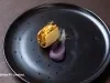 Crocante de tapioca recheado com carne de siri, maionese de butiá, ovas de tainha e brotos, servido em apresentação sofisticada.