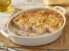 Caçarola assada de atum e salmão em molho cremoso, com superfície dourada gratinada, servida em refratário oval branco.