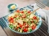Tabulino natalino com requeijão em bowl decorado, com tomate cereja, pepino, salsinha e fatias de limão.