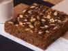 Receita de bolo proteico molhadinho servida em um porção grande sobre uma mesa de madeira