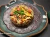 PF Mexidão com arroz, frango e linguiça dourados, servido com creme aveludado de feijão-preto, coentro fresco e toque cítrico de limão.