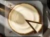 Fotografia vista de cima de uma torta de creme de leite condensado, tipo cheesecake, com uma fatia afastada do restante da torta.