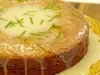 Bolo de limão caseiro com calda e cobertura de açúcar, raspas de limão e prato amarelo