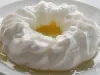 Em cima de uma mesa, prato com beijo gelado branco de coco.