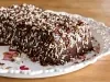 Imagem da sobremesa retangular coberta com chocolate granulado branco e preto.