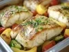 Refratário com pedaços de bacalhau e pimentões e tomates picados.