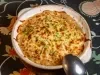 Em uma mesa, prato redondo com queijo gratinado.