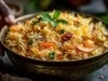 Em cima de uma mesa, tigela redonda com arroz amarelo soltinho, cenouras raladas, uvas-passas e castanhas.