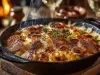 Em cima de uma mesa, frigideira grande com batatas crocantes com queijo gratinada.