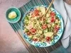 Tabulino natalino com requeijão em prato decorado, com tomates, pepino, salsinha e fatias de limão.