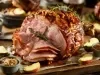 Fotografia em tons claros de um tender com lagumas fatias ultrafinas cortadas sobre uma tábua de madeira com tomilhos, pedaços de maçã e um molho rústico em dois recipiente pequenos e fundos. Fotografia em tons claros de um tender com lagumas fatias ultrafinas cortadas sobre uma tábua de madeira com tomilhos, pedaços de maçã e um molho rústico em dois recipiente pequenos e fundos.
