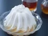 Em cima de uma mesa, recipiente com beijo gelado branco de coco.