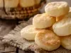 Em cima de uma mesa, prato com biscoitos dourados e crocantes.