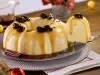 Imagem de um prato com a receita de manjar com calda de ameixa e uma espátula tirando um pedaço.