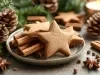 Em cima de uma mesa, prato redondo com biscoitos em formato de estrelas.