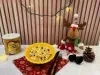 Fotografia em tons de amarelo e natal com um bowl amarelo ao centro e salada de salpicão dentro.