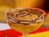 Close de pavê em taça de vidro com camadas de creme e chocolates Serenata do Amor Recheado.