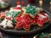 Em cima de uma mesa, prato com biscoitos em formato de estrelas, decorados com glacê colorido e confeitos coloridos de bolinhas verde e vermelho.