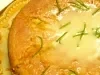 Bolo de limão da vovó com calda e cobertura de açúcar de confeiteiro, raspas de limão