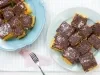 Imagem vista de cima de dois pratos com pedaços quadrados de bolo de cenoura com cobertura de brigadeiro e chocolate granulado.