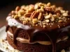 Fotografia de um bolo de chocolate de duas camadas, coberto com ganache brilhante que escorre pelas laterais. Entre as camadas, um recheio de caramelo e nozes decorativas, apresentado em um prato branco sobre uma superfície de madeira.