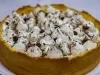 Em cima de uma mesa, banoffee com massa de biscoitos crocante, decorado com chantilly e canela em pó.