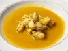 Peixe-sapo ao molho cremoso de peixe servidos em prato fundo, receita sofisticada com frutos do mar e apresentação elegante.