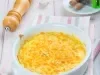 Fotografia em tons de branco com um gratinado ao centro. O gratinado é feito com Brócolis e NINHO Adulto