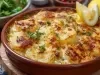 Em cima de uma mesa, refratária com batatas e queijo gratinado.