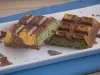 Barra de Dubai, receita de uma barra de chocolate recheada com um creme de pistache e macarrão, decorada com pó dourado e servida em um prato branco e cortada ao meio