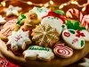 Em cima de uma mesa, prato com biscoitos redondos e em formato de estrelas e boneco de neve, decorados com glacê colorido e confeitos coloridos.