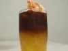 Foto da receita de orange coffe servida num copo de vidro alto