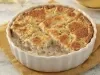 Caçarola cremosa assada com frango e molho branco, gratinada com superfície dourada, servida em refratário branco.