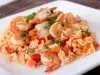 Prato branco quadrado com porção de arroz cremoso e camarão com pimentão vermelho picados.