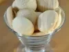 Imagem de um pote de vidro com biscoitos de nata.