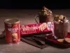 Receita de smorecaccino servida em duas canecas de vidro sobre uma mesa de madeira