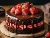 Bolo de chocolate rico, com ganache escorrendo pelas laterais, decorado com morangos inteiros e folhas de hortelã. Colocado em uma tábua de madeira rústica, o bolo tem morangos e pedaços de chocolate ao redor.