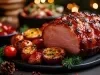 Fotografia de uma peça de tender com a fatia da frente cortada mostrando a parte de dentro com pedaços de batatas, cenoura e tomates-cereja assados.
