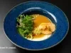 Cabeça e pescoço de frango com pirão de leite, salada de maxixe e crocante rendado em apresentação refinada e cheia de sabor.