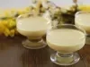 Imagem de taças com um creme de abacaxi amarelo e cremoso.