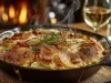 Em cima de uma mesa, frigideira grande com batatas crocantes com queijo gratinada com bacon.
