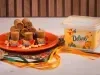 Paçocas de amendoim caseiras em prato com amendoins e margarina Deline, estilo festa junina