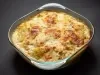 Visto de cima, refratário de vidro transparente com queijo gratinado.