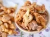 Em cima de uma mesa, recipiente redondo pequenos biscoitos em formato de laço.