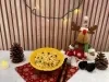 Fotografia em tons de amarelo e natal com um bowl amarelo ao centro e salada de salpicão dentro.