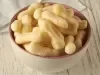 Imagem de um bowl branco com borda rosa com biscoitos de polvilho em formato de palito.