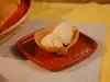 Duas bolas de sorvete em cestinha crocante sobre prato vermelho, polvilhadas com Farinha Láctea Milho.